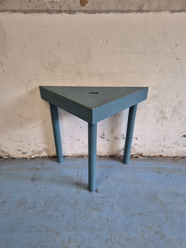 Table triangulaire avec rangement – Image 2
