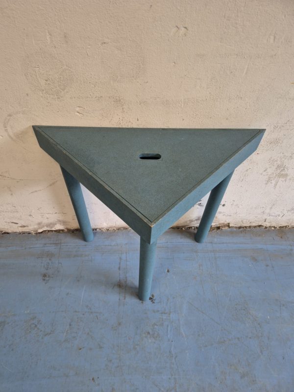 Table triangulaire avec rangement – Image 3