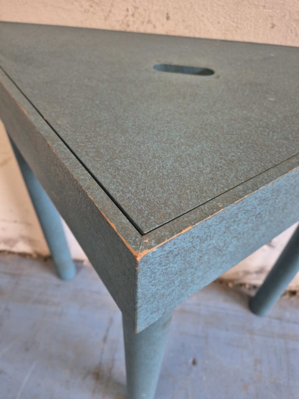 Table triangulaire avec rangement – Image 4