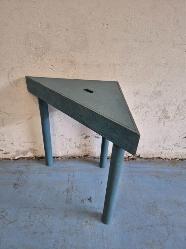 Table triangulaire avec rangement – Image 11