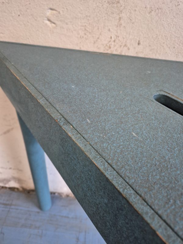 Table triangulaire avec rangement – Image 12
