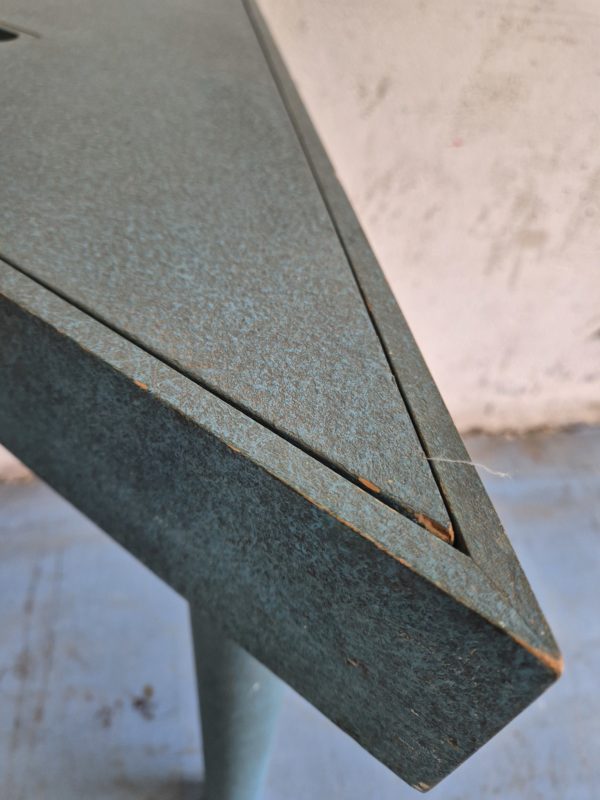 Table triangulaire avec rangement – Image 13