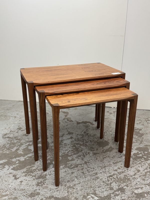 Tables gigognes